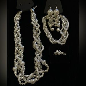 Three piece per necklace set
